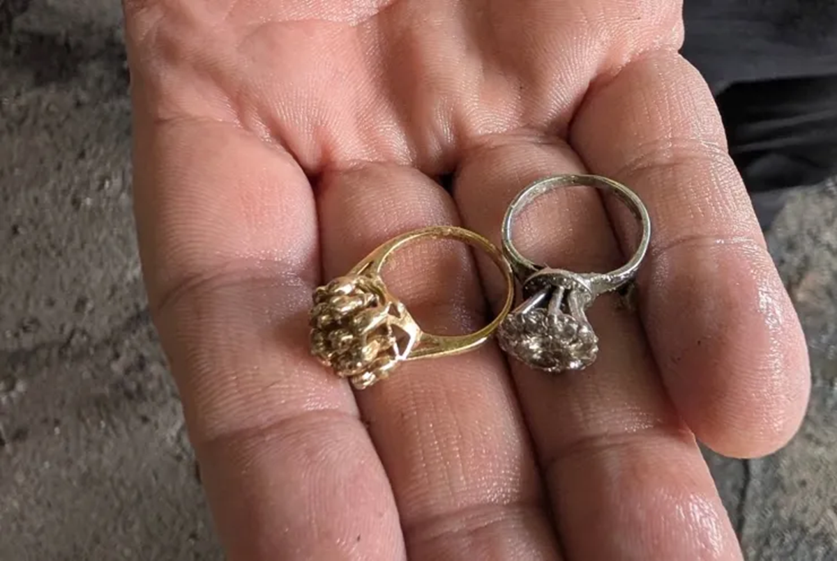 Vợ l&agrave;m mất nhẫn gia truyền, chồng bới hơn 9 tấn r&aacute;c: C&aacute;i kết khiến ai cũng bất ngờ - Ảnh 1.