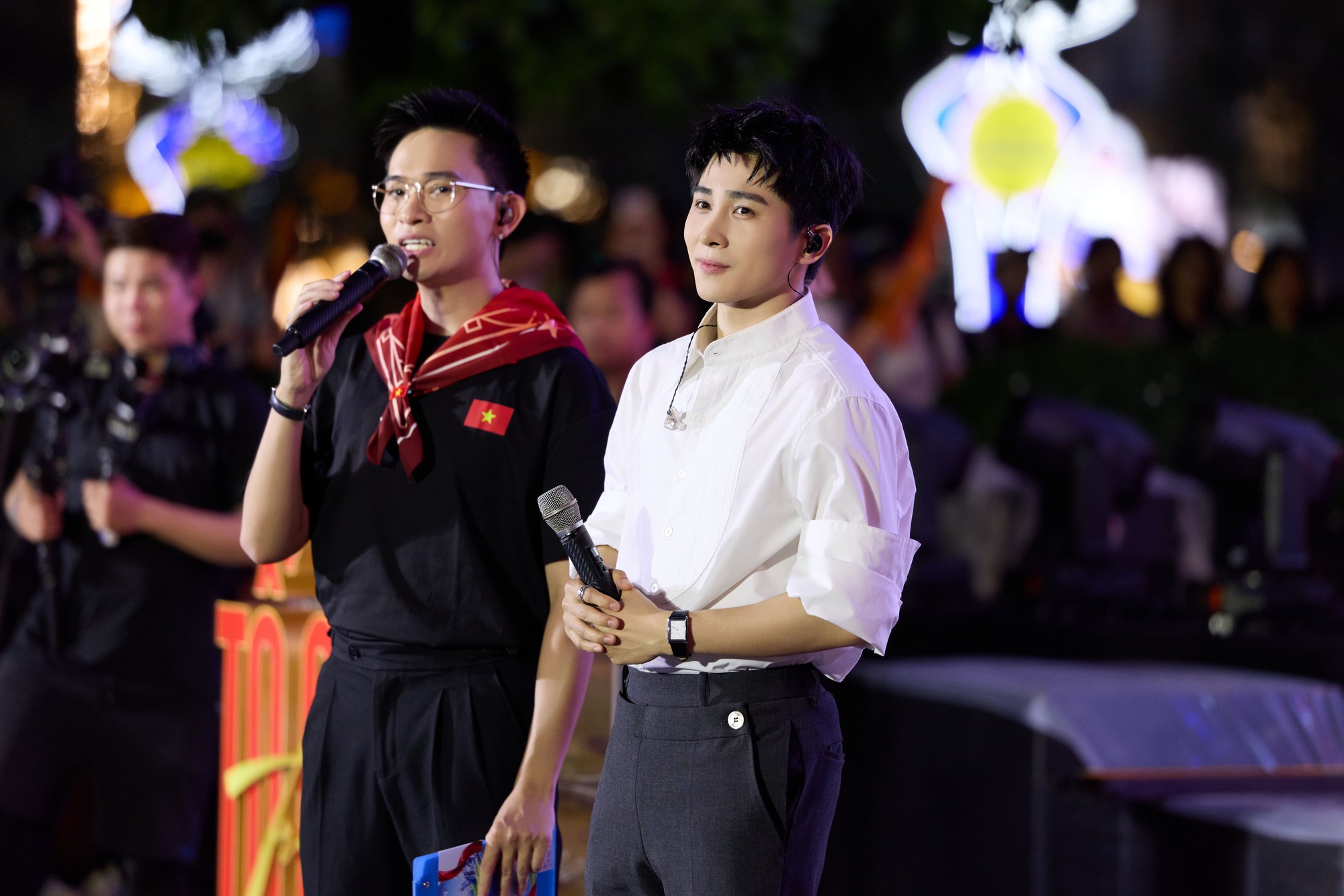 Tổ hợp visual "không điểm chê" tại concert Tổ Quốc Trong Tim: Sơn.K đứng yên cũng gây mê, Cody Nam Võ - TOKI đẹp ngời ngời- Ảnh 3.