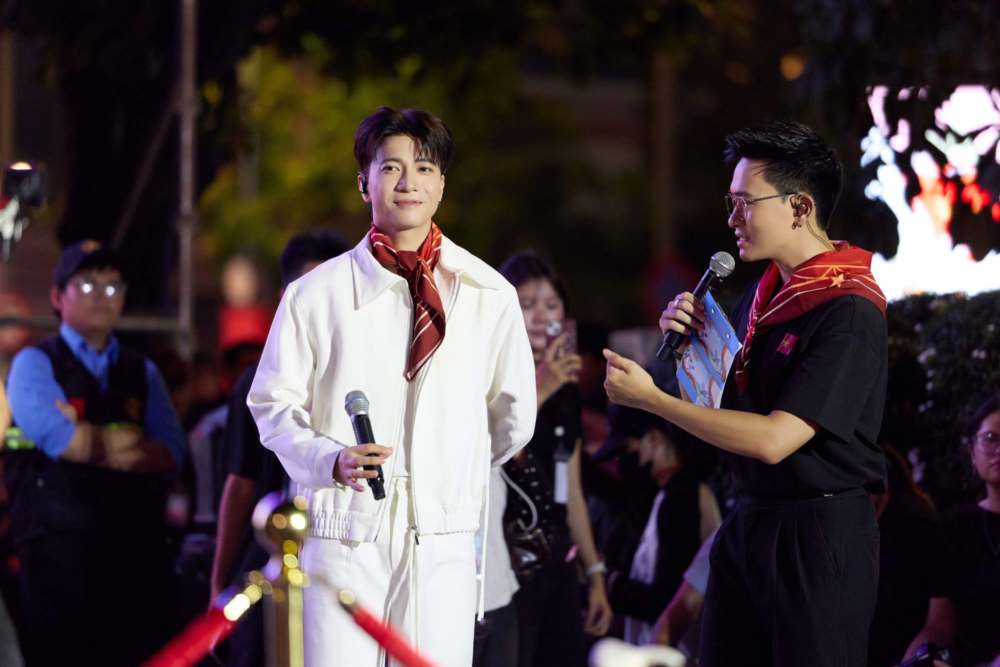 Tổ hợp visual "không điểm chê" tại concert Tổ Quốc Trong Tim: Sơn.K đứng yên cũng gây mê, Cody Nam Võ - TOKI đẹp ngời ngời- Ảnh 13.