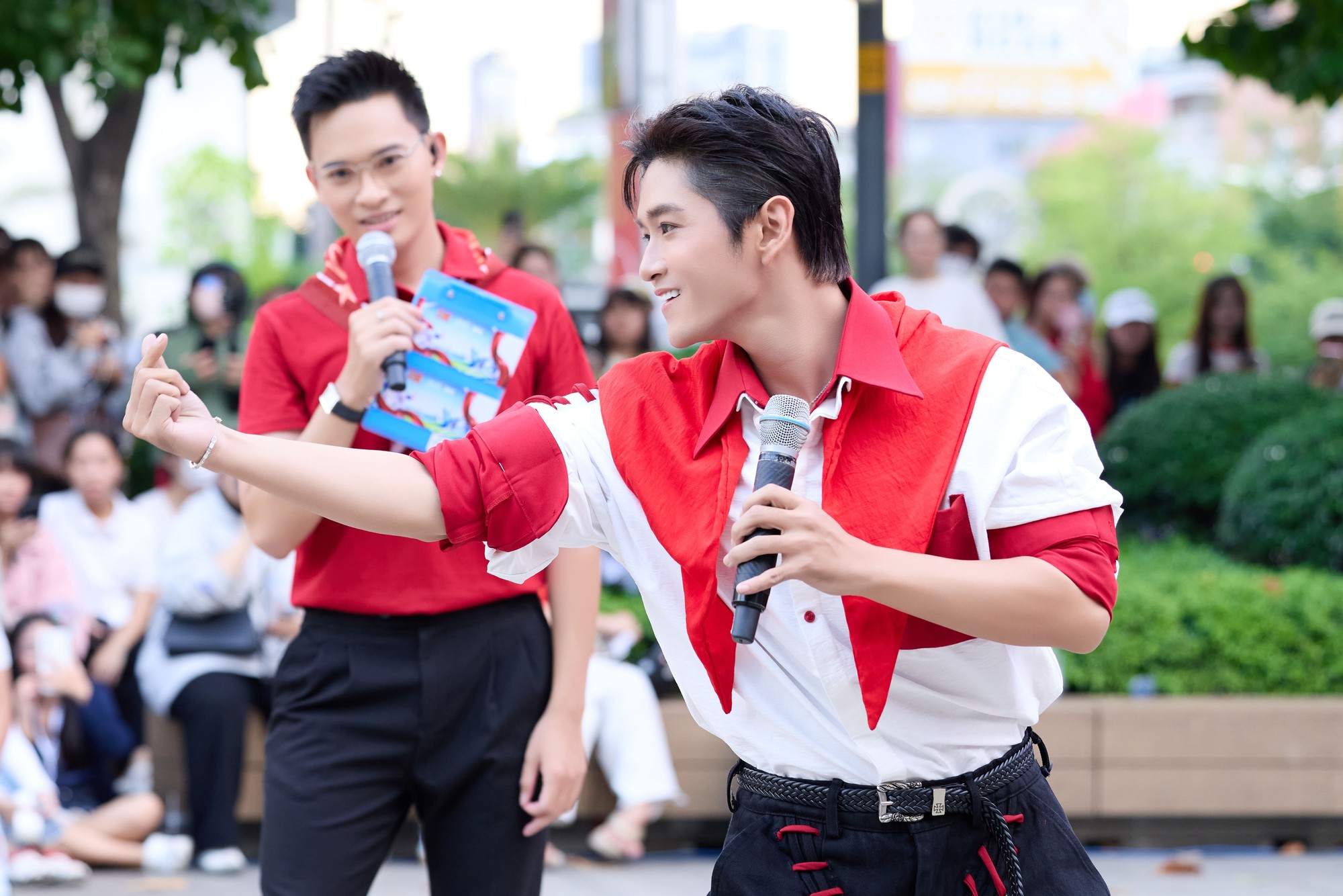 Tổ hợp visual "không điểm chê" tại concert Tổ Quốc Trong Tim: Sơn.K đứng yên cũng gây mê, Cody Nam Võ - TOKI đẹp ngời ngời- Ảnh 10.