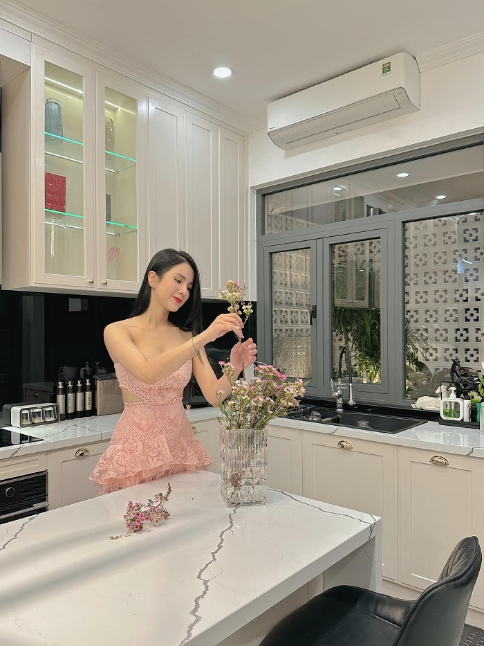 Ng&ocirc;i nh&agrave; của Diệp L&acirc;m Anh - nơi &ldquo;hồng h&agrave;i nhi&rdquo; k&eacute;m 11 tuổi phủ k&iacute;n 6.836 đ&oacute;a hoa hồng, đẹp hơn cả cổ t&iacute;ch- Ảnh 8.