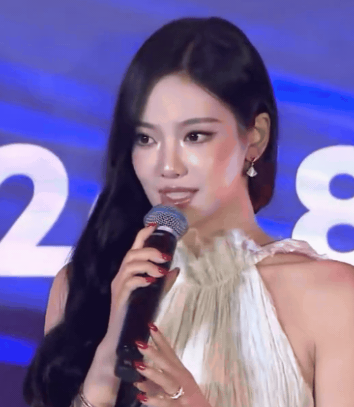 Tứ đại mỹ nh&acirc;n showbiz "flex" sắc v&oacute;c đẹp đi&ecirc;n đảo: Thần th&aacute;i "b&eacute;n ng&oacute;t từng centimet" ai cũng đổ rạp! - Ảnh 3.