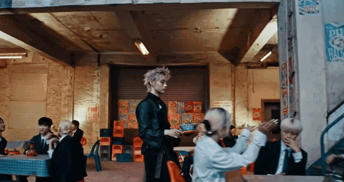 Trai Việt diện &aacute;o d&agrave;i, bưng phở "đại n&aacute;o" đất H&agrave;n, mang văn h&oacute;a Việt Nam rạng danh ở Kpop! - Ảnh 3.