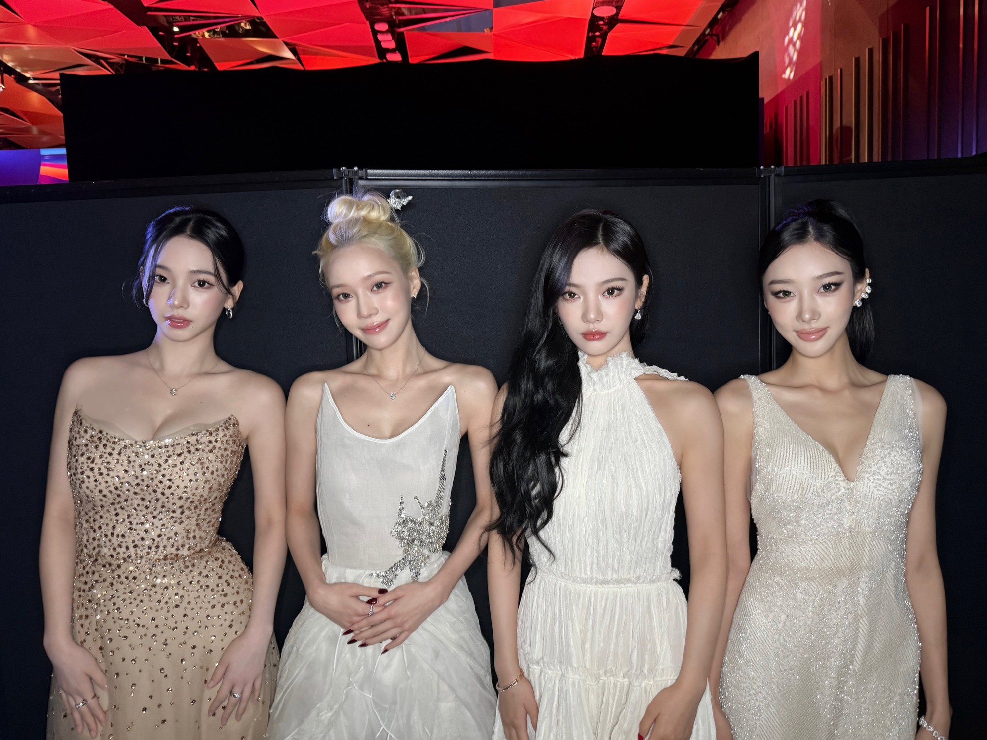 Tứ đại mỹ nh&acirc;n showbiz "flex" sắc v&oacute;c đẹp đi&ecirc;n đảo: Thần th&aacute;i "b&eacute;n ng&oacute;t từng centimet" ai cũng đổ rạp! - Ảnh 6.