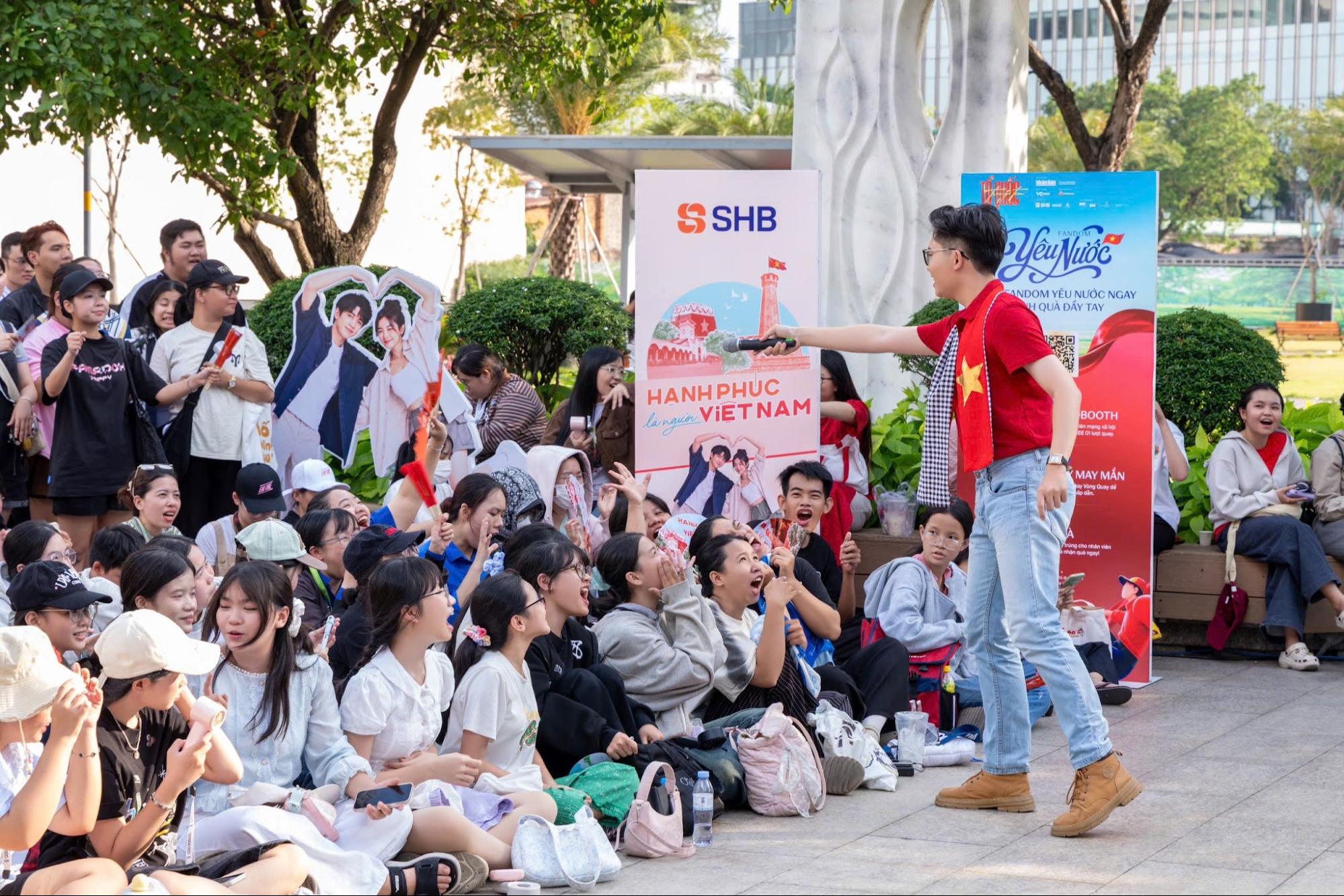 Giới trẻ h&agrave;o hứng check-in, săn qu&agrave; SHB ở booth Fandom Y&ecirc;u Nước- Ảnh 8.