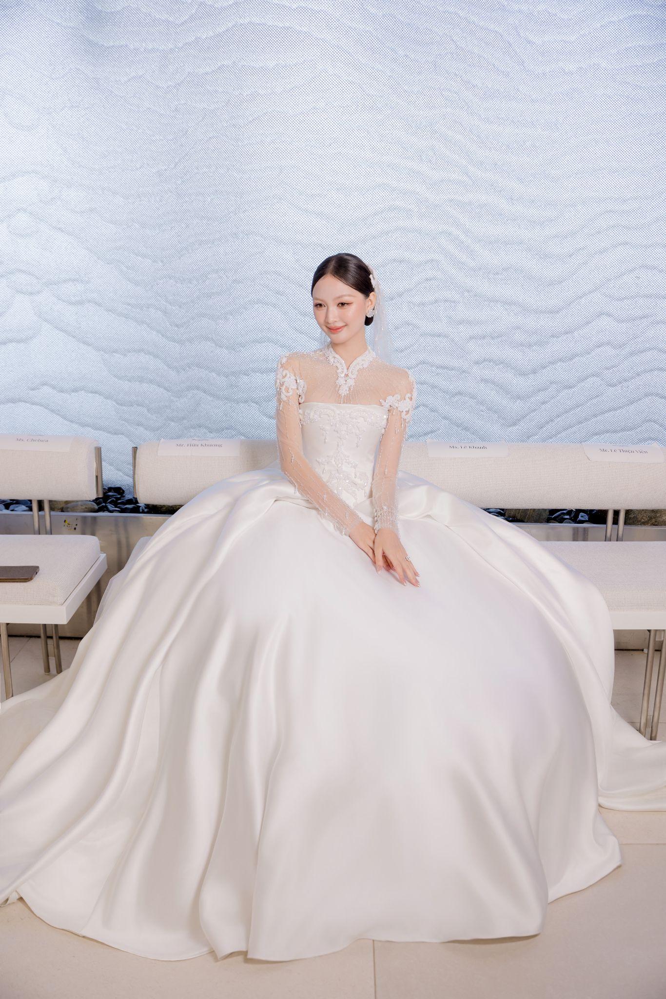 &Yacute; nghĩa đặc biệt trong chiếc v&aacute;y cưới lấy cảm hứng từ OHUI Ultimate Cover Denier Cushion của NTK Đỗ Long - Ảnh 1.