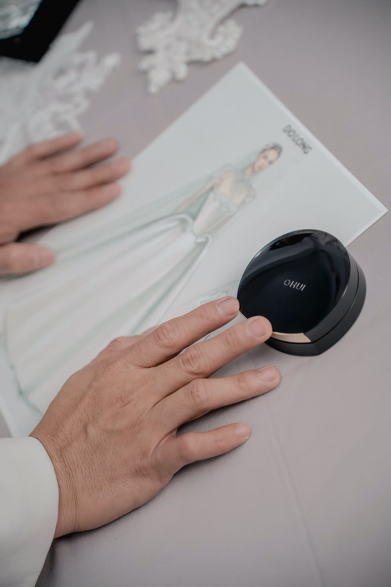 &Yacute; nghĩa đặc biệt trong chiếc v&aacute;y cưới lấy cảm hứng từ OHUI Ultimate Cover Denier Cushion của NTK Đỗ Long - Ảnh 2.