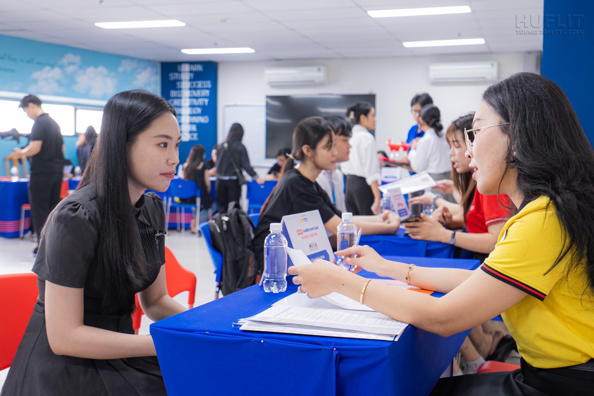 Hành trình từ giảng đường HUFLIT đến môi trường nghề nghiệp và trải nghiệm quốc tế - Ảnh 1.
