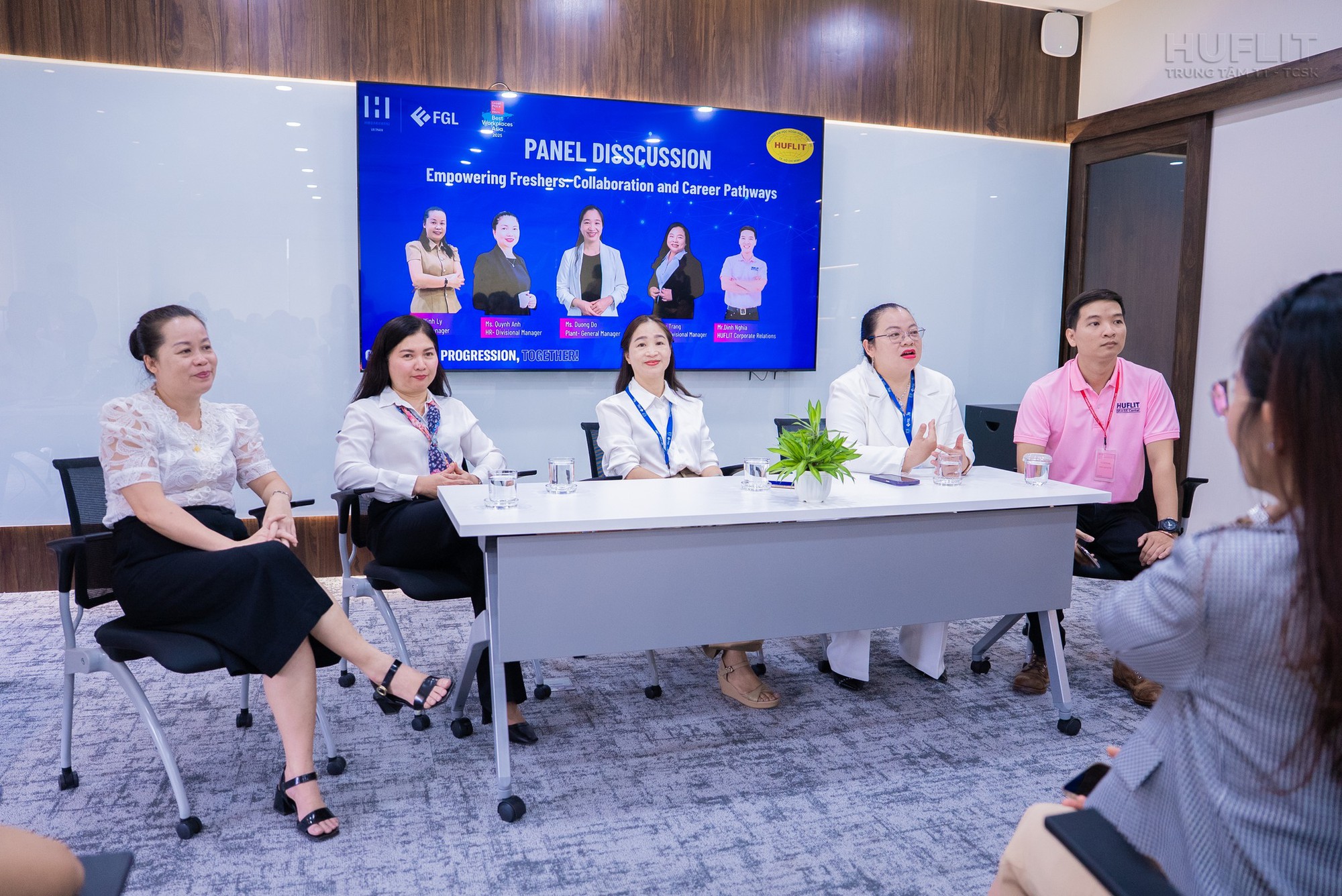 Hành trình từ giảng đường HUFLIT đến môi trường nghề nghiệp và trải nghiệm quốc tế - Ảnh 2.