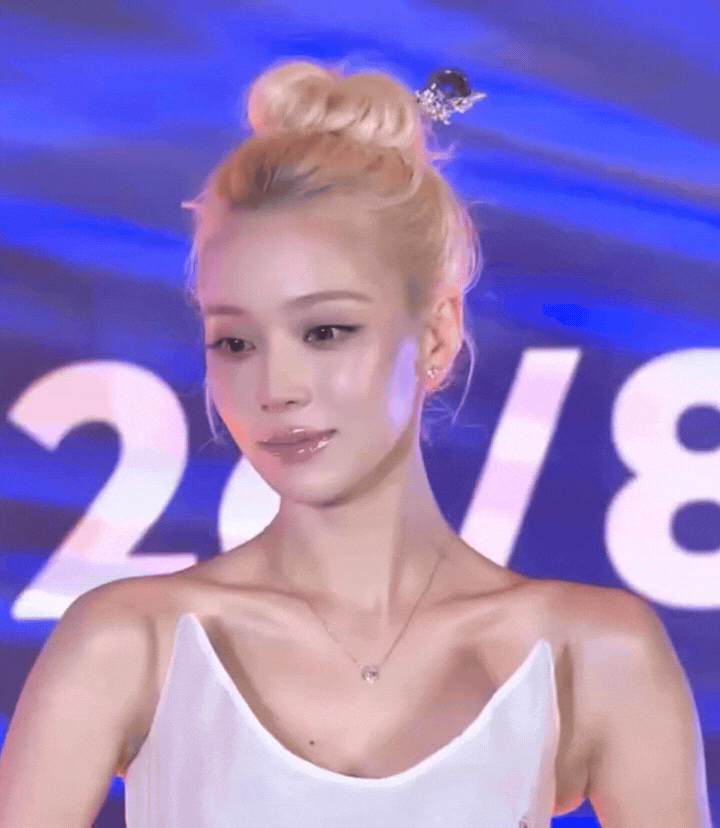 Tứ đại mỹ nh&acirc;n showbiz "flex" sắc v&oacute;c đẹp đi&ecirc;n đảo: Thần th&aacute;i "b&eacute;n ng&oacute;t từng centimet" ai cũng đổ rạp! - Ảnh 4.