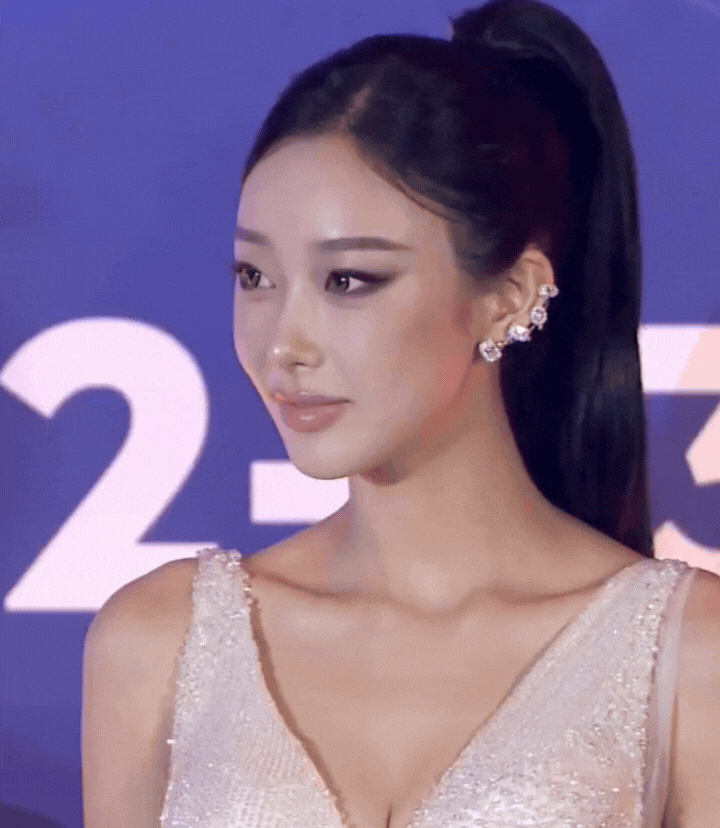 Tứ đại mỹ nh&acirc;n showbiz "flex" sắc v&oacute;c đẹp đi&ecirc;n đảo: Thần th&aacute;i "b&eacute;n ng&oacute;t từng centimet" ai cũng đổ rạp! - Ảnh 5.