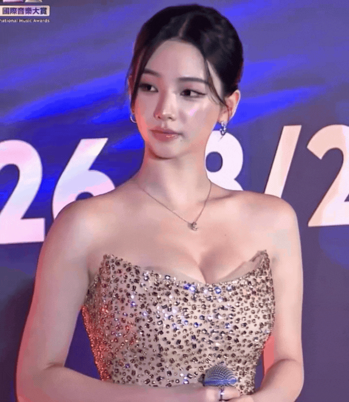 Tứ đại mỹ nh&acirc;n showbiz "flex" sắc v&oacute;c đẹp đi&ecirc;n đảo: Thần th&aacute;i "b&eacute;n ng&oacute;t từng centimet" ai cũng đổ rạp! - Ảnh 2.