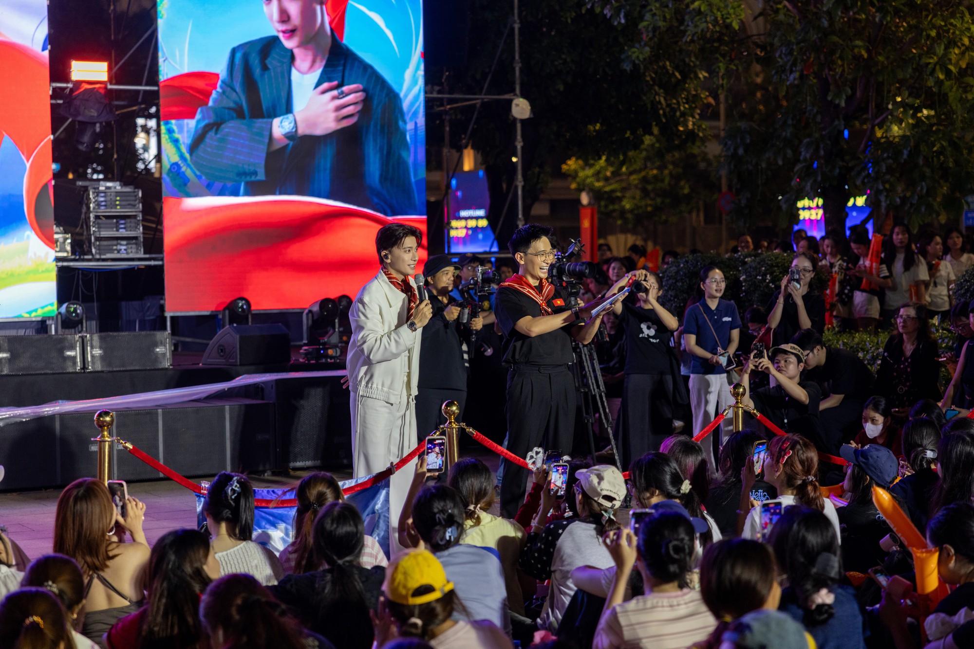 Tổ hợp visual "không điểm chê" tại concert Tổ Quốc Trong Tim: Sơn.K đứng yên cũng gây mê, Cody Nam Võ - TOKI đẹp ngời ngời- Ảnh 14.