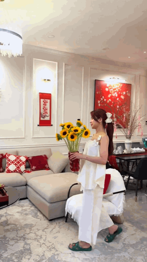 Ng&ocirc;i nh&agrave; của Diệp L&acirc;m Anh - nơi &ldquo;hồng h&agrave;i nhi&rdquo; k&eacute;m 11 tuổi phủ k&iacute;n 6.836 đ&oacute;a hoa hồng, đẹp hơn cả cổ t&iacute;ch- Ảnh 6.