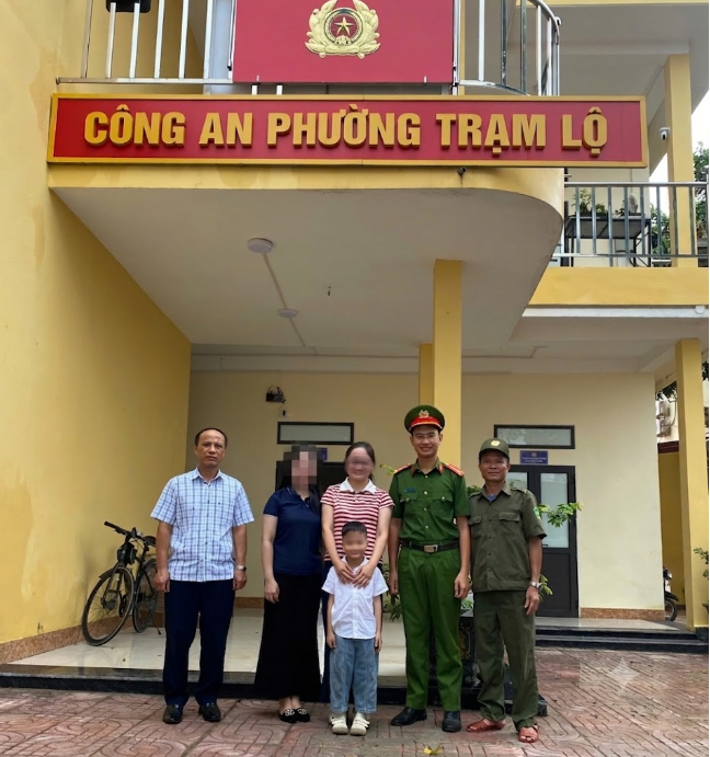 C&ocirc;ng an x&aacute;c minh 1 chỉ v&agrave;ng nằm chơ vơ b&ecirc;n đường, c&oacute; li&ecirc;n quan tới Nguyễn Th&uacute;y Hiền SN 2003- Ảnh 1.