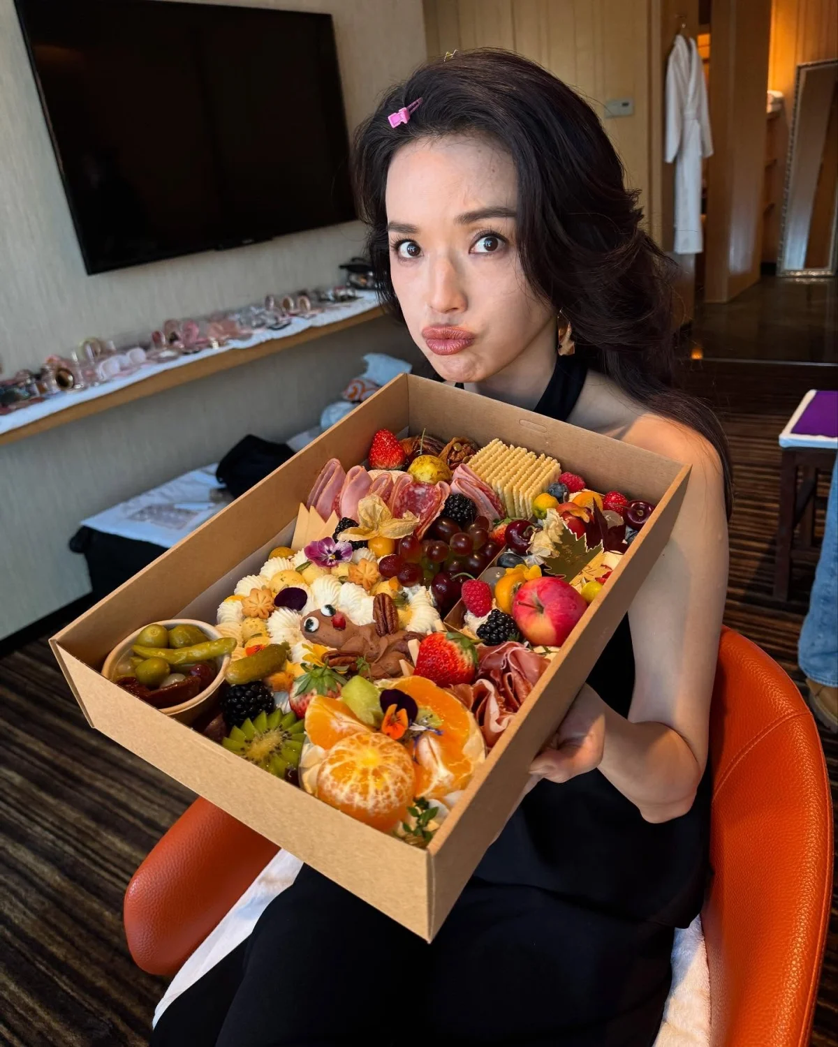 Vóc dáng của Thư Kỳ ở tuổi 50 thật đáng kinh ngạc dù "rất thích ăn uống" nhưng nhìn bữa tối mới biết vì sao cô trẻ trung đến vậy trong nhiều năm- Ảnh 4.
