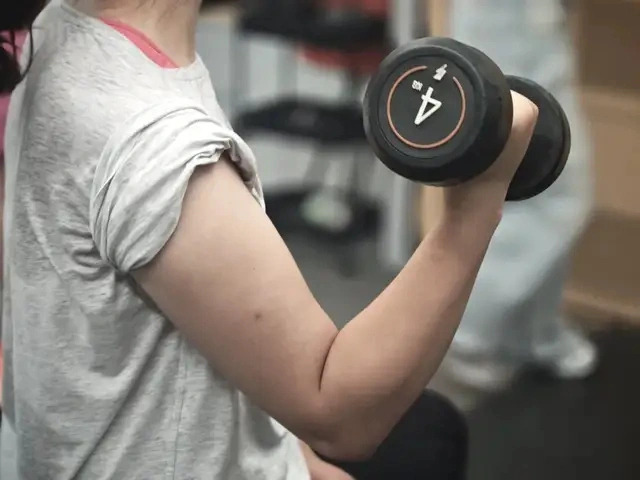 Nữ bác sĩ 47 tuổi không chạy bộ, không nhịn ăn vẫn kéo mỡ máu về mức bình thường nhờ một thói quen đơn giản - Ảnh 2.