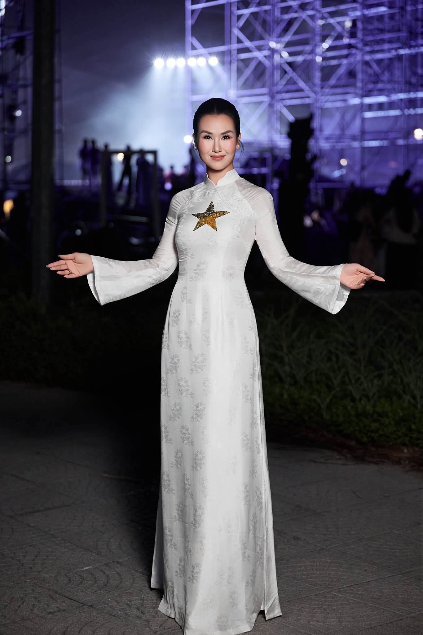 Mẹ 2 con c&oacute; "cơ địa viral" ở concert quốc gia: Cất giọng l&agrave; lấy trọn nước mắt kh&aacute;n giả, đắt show ch&iacute;nh luận bậc nhất- Ảnh 3.