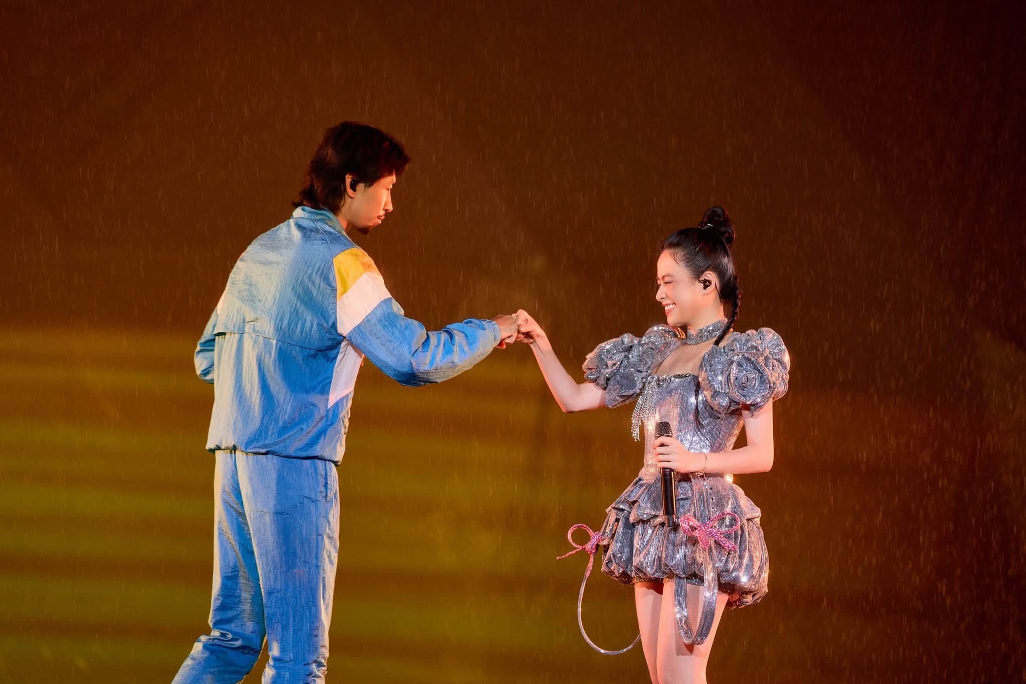 Hoàng Thuỳ Linh cứ ở gần Đen Vâu là thế này đây- Ảnh 4.