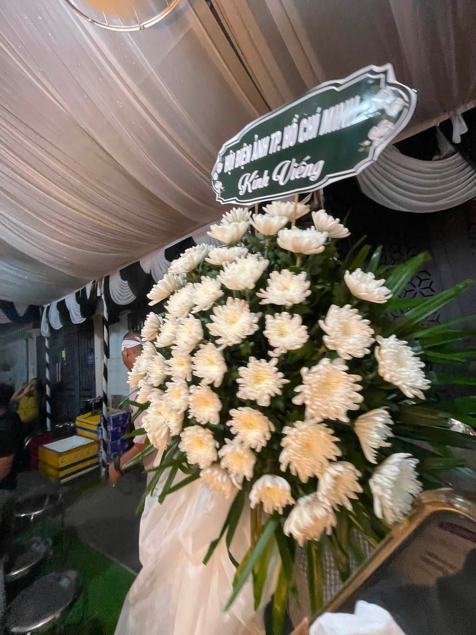 Tang lễ cố nghệ sĩ M&atilde; Trung: Người th&acirc;n lặng lẽ b&ecirc;n di ảnh, Lan Ngọc, vợ chồng Thu Trang chia buồn- Ảnh 5.