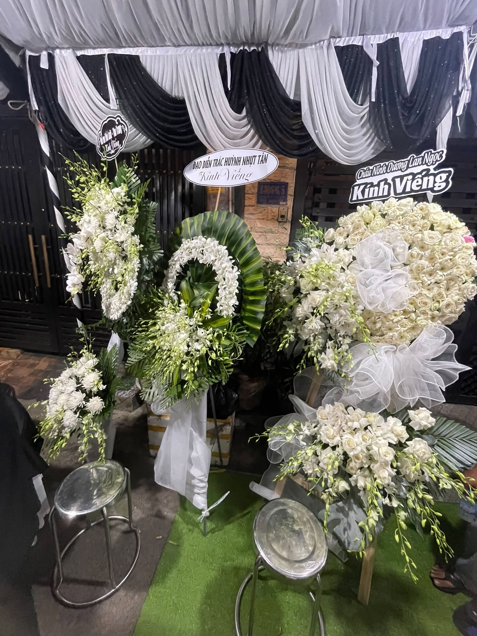 Tang lễ cố nghệ sĩ M&atilde; Trung: Người th&acirc;n lặng lẽ b&ecirc;n di ảnh, Lan Ngọc, vợ chồng Thu Trang chia buồn- Ảnh 4.