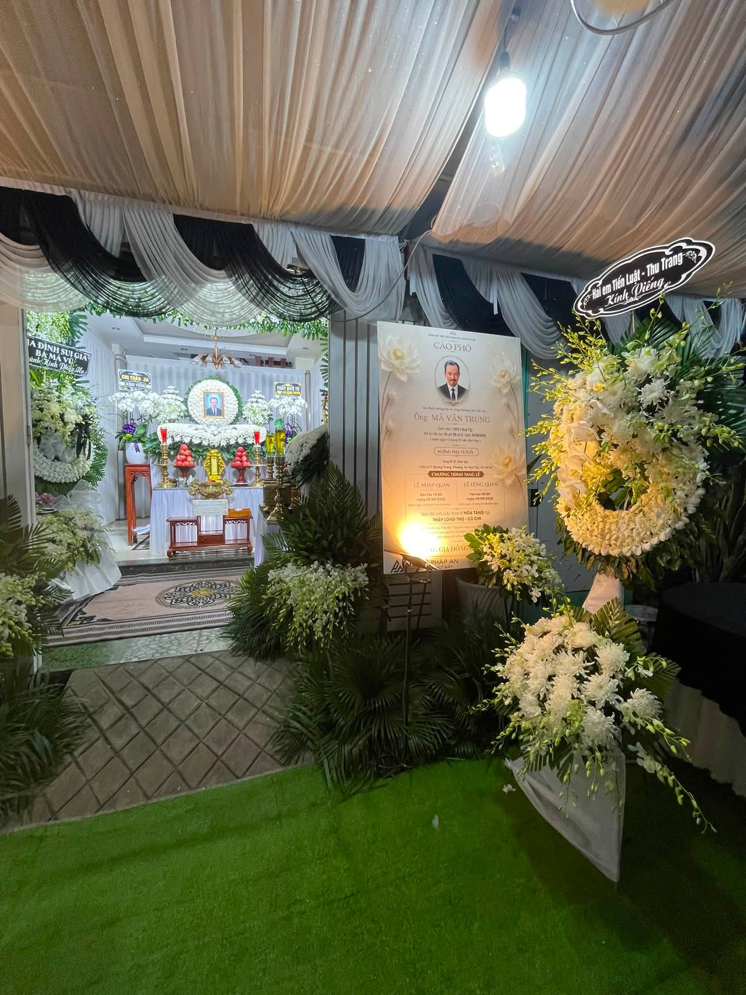 Tang lễ cố nghệ sĩ M&atilde; Trung: Người th&acirc;n lặng lẽ b&ecirc;n di ảnh, Lan Ngọc, vợ chồng Thu Trang chia buồn- Ảnh 1.