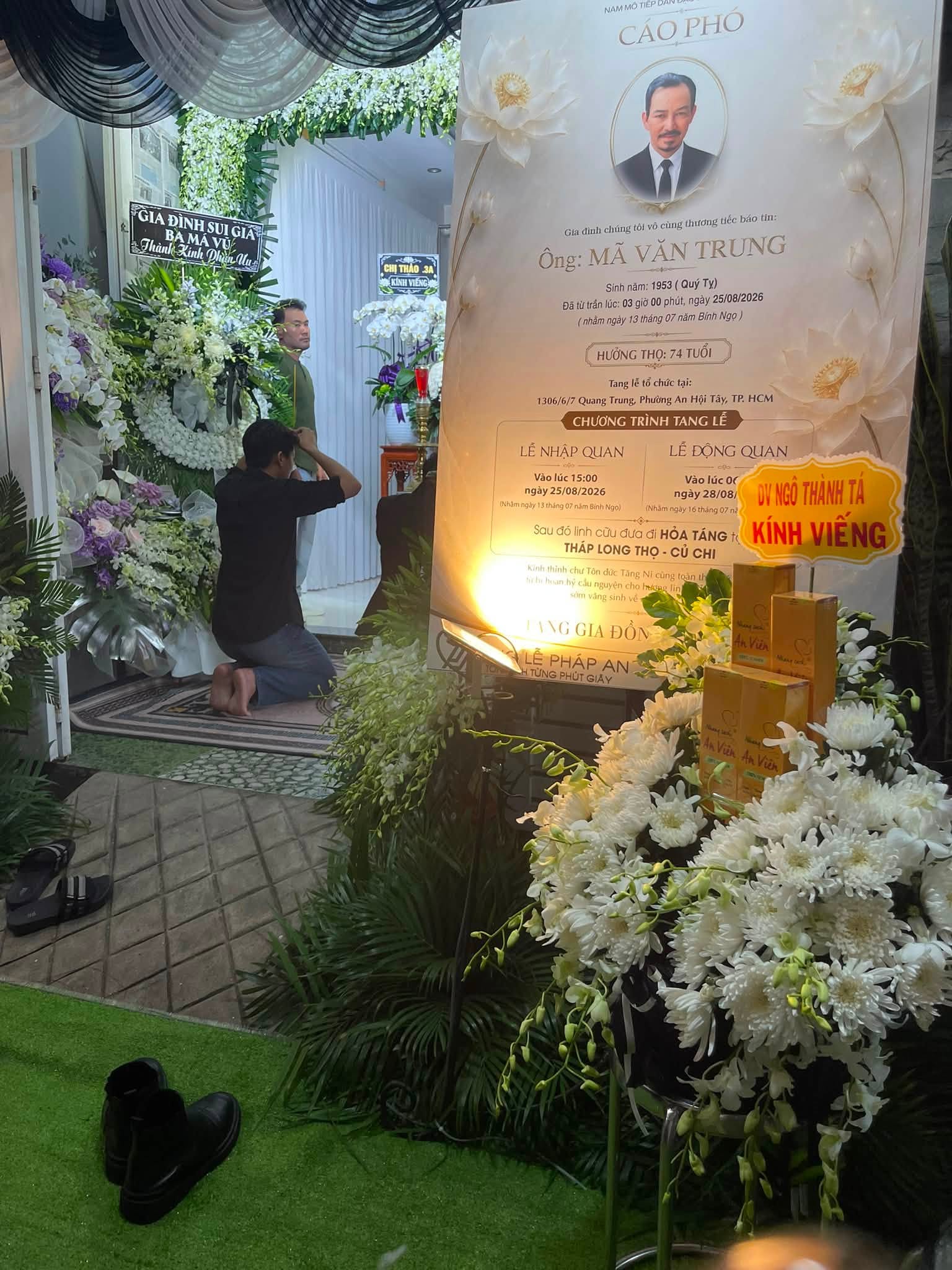 Tang lễ cố nghệ sĩ M&atilde; Trung: Người th&acirc;n lặng lẽ b&ecirc;n di ảnh, Lan Ngọc, vợ chồng Thu Trang chia buồn- Ảnh 2.