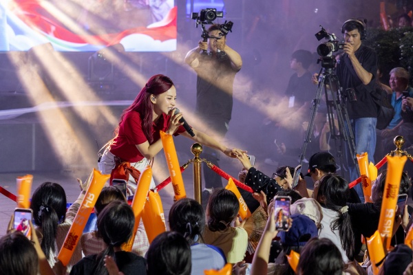 &ldquo;Vũ trụ visual&rdquo; ngắm m&atilde;i kh&ocirc;ng ch&aacute;n: Ng&ocirc; Lan Hương giản dị m&agrave; xinh, trai đẹp 2K1 &ldquo;tuyệt đối điện ảnh&rdquo; - Ảnh 3.