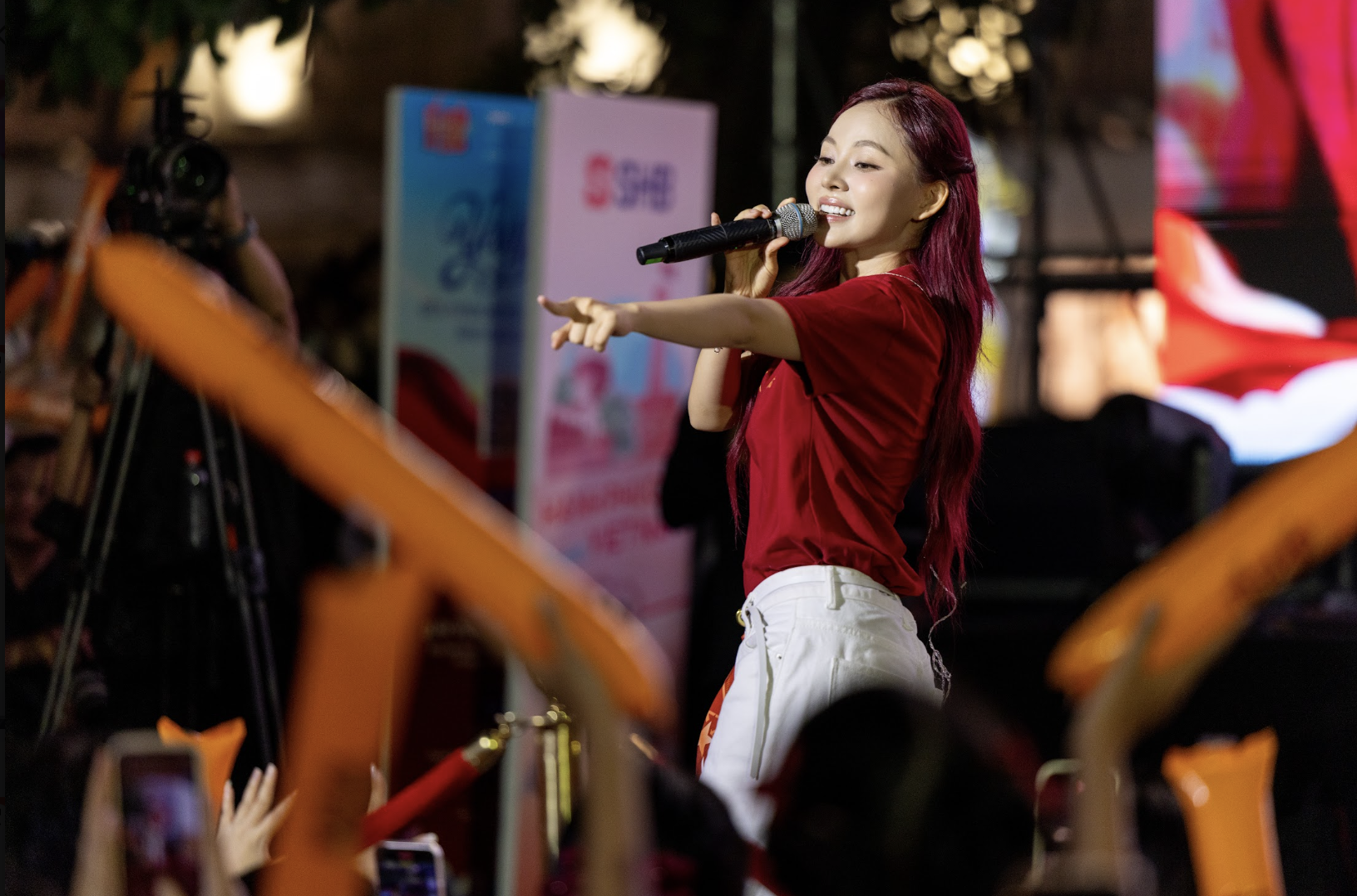 &ldquo;Vũ trụ visual&rdquo; ngắm m&atilde;i kh&ocirc;ng ch&aacute;n: Ng&ocirc; Lan Hương giản dị m&agrave; xinh, trai đẹp 2K1 &ldquo;tuyệt đối điện ảnh&rdquo; - Ảnh 1.