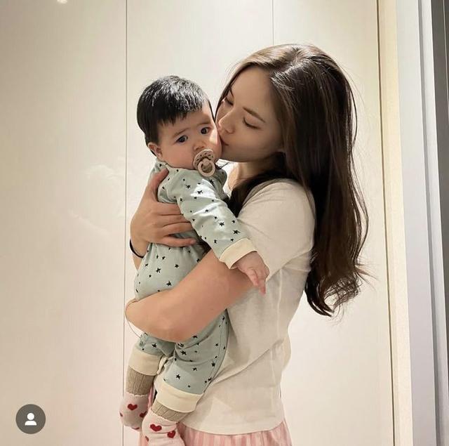 Mẹ bảo vệ con qu&aacute; mức lại l&agrave; đang hại con, đặc biệt l&agrave; ở 3 phương diện n&agrave;y- Ảnh 2.