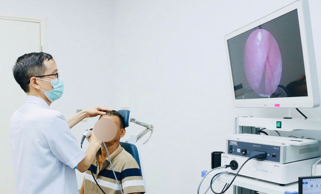 Chảy m&aacute;u mũi cả th&aacute;ng, nam thanh ni&ecirc;n sốc khi b&aacute;c sĩ gắp ra thứ "đ&aacute;ng sợ"- Ảnh 1.