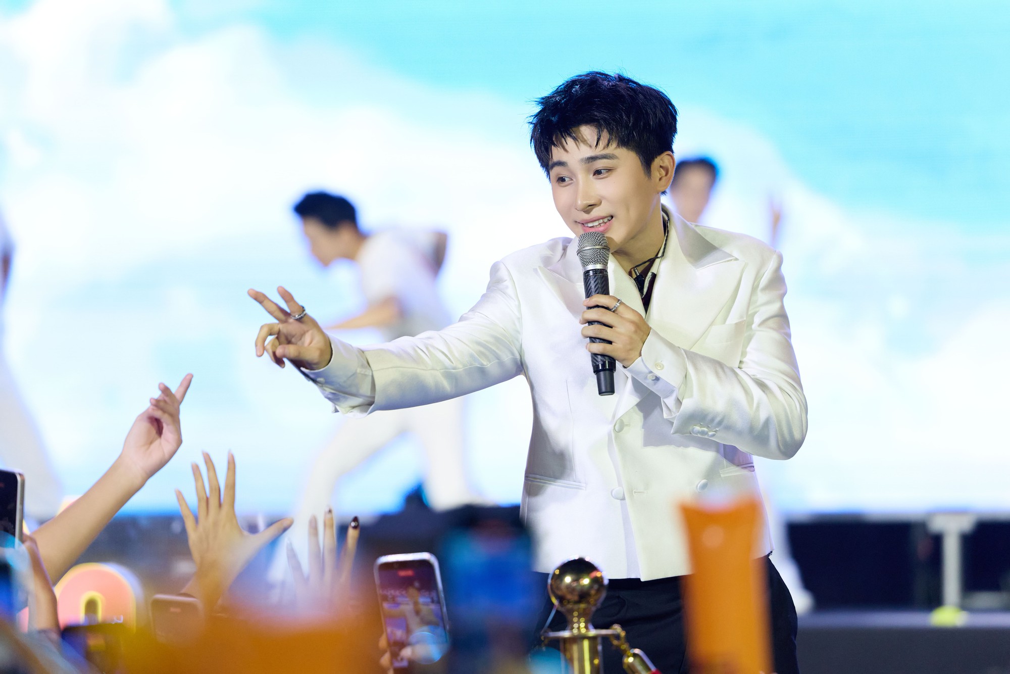 &ldquo;Vũ trụ visual&rdquo; ngắm m&atilde;i kh&ocirc;ng ch&aacute;n: Ng&ocirc; Lan Hương giản dị m&agrave; xinh, trai đẹp 2K1 &ldquo;tuyệt đối điện ảnh&rdquo; - Ảnh 8.