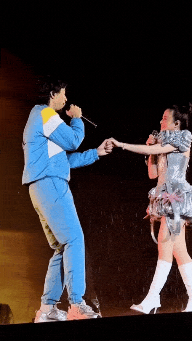 Hoàng Thuỳ Linh cứ ở gần Đen Vâu là thế này đây- Ảnh 1.