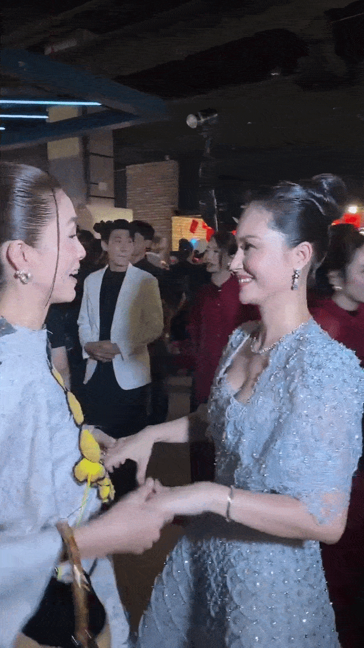 2 Ho&agrave;ng hậu đẹp nhất Vbiz chung khung h&igrave;nh: Nhan sắc cao sang lộng lẫy khiến cả c&otilde;i mạng nổ tung- Ảnh 2.