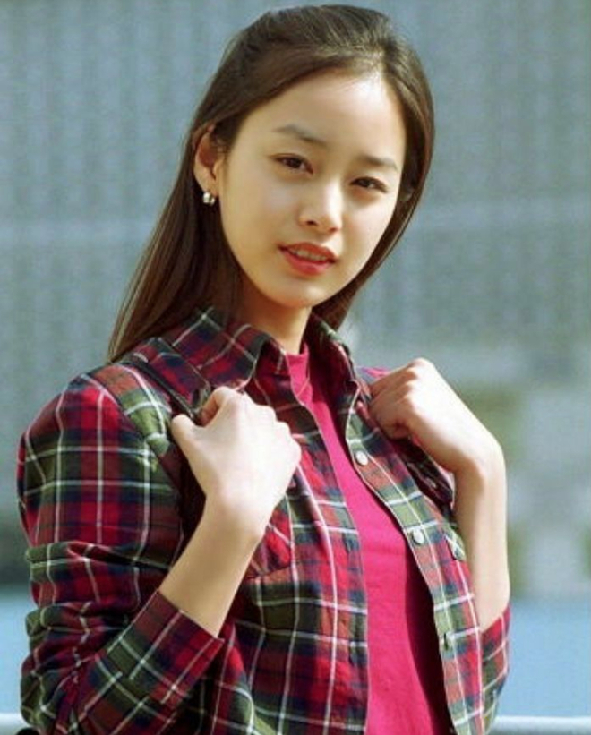Kim Tae Hee từ b&eacute; đến lớn chưa từng biết xấu l&agrave; g&igrave;!- Ảnh 4.