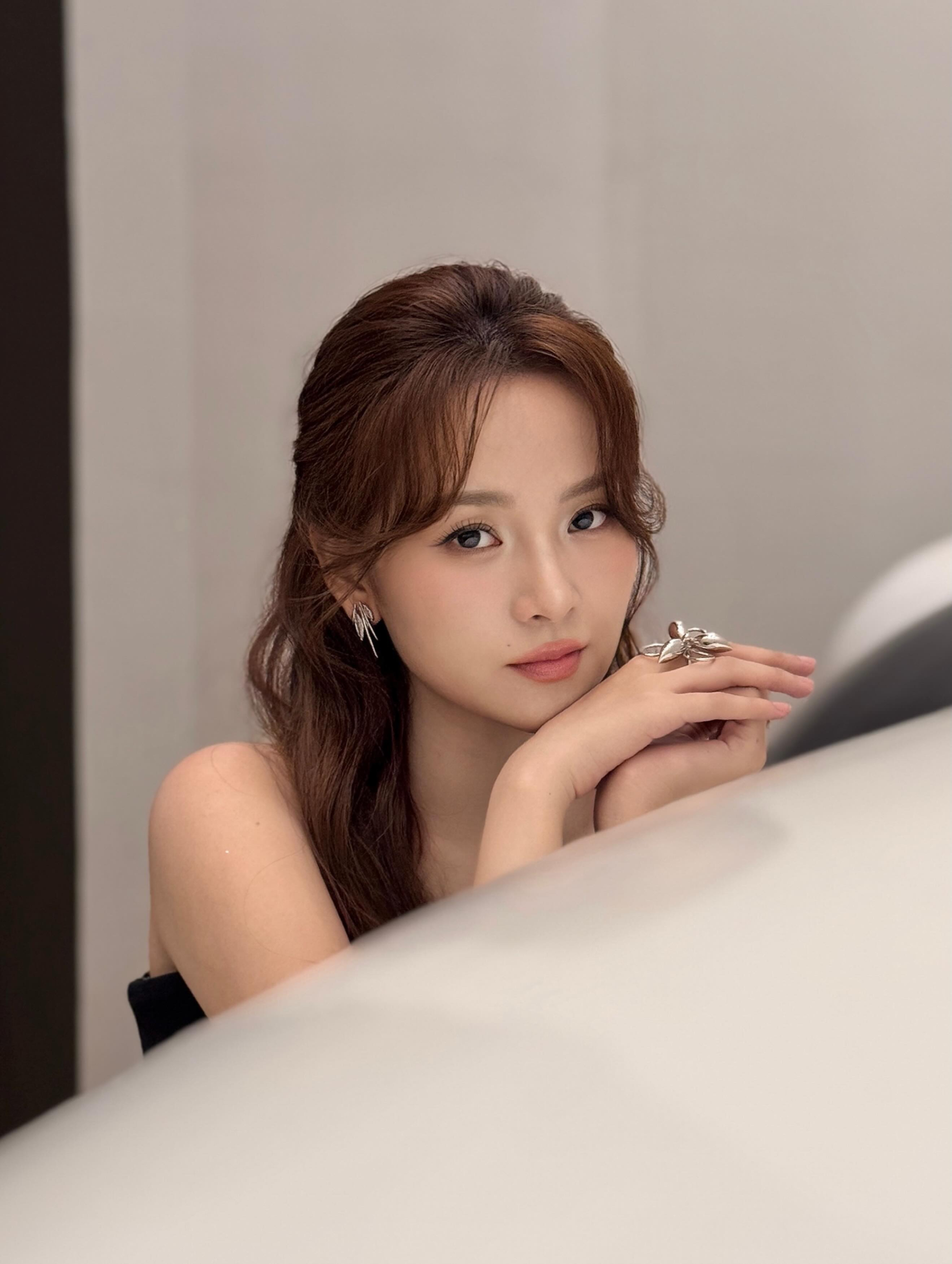 C&ocirc;ng ch&uacute;a Vbiz cứ để t&oacute;c thẳng, son đỏ l&agrave; thần: Visual sắc lẹm ki&ecirc;u sa, thua Baifern Pimchanok mỗi c&aacute;i tuổi- Ảnh 10.