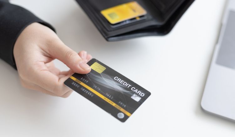 V&igrave; sao nhiều người th&iacute;ch d&ugrave;ng thẻ t&iacute;n dụng d&ugrave; l&atilde;i suất c&oacute; thể gần 50%/năm? - Ảnh 1.
