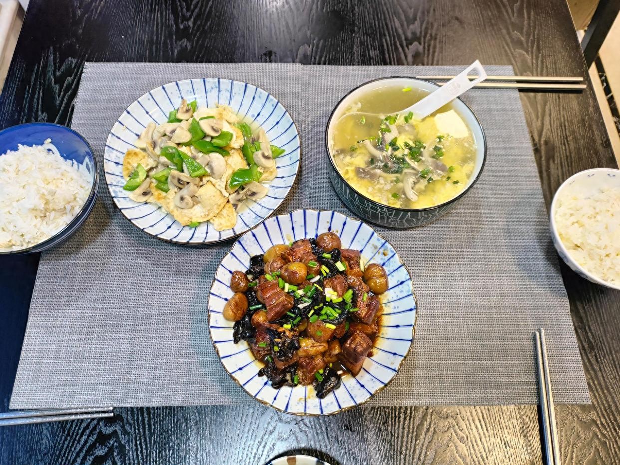 Bữa tối chỉ có 3 món nấu đơn giản mà lại ngon, con trai tôi reo lên: "Ngon tuyệt, con sẽ béo lên mất!"- Ảnh 1.