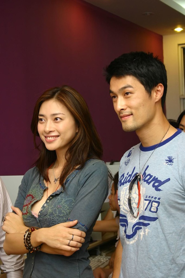 &Aacute;nh mắt của Huy Trần khi nh&igrave;n Ng&ocirc; Thanh V&acirc;n v&agrave; Johnny Tr&iacute; Nguyễn &ocirc;m nhau đang g&acirc;y x&ocirc;n xao- Ảnh 3.