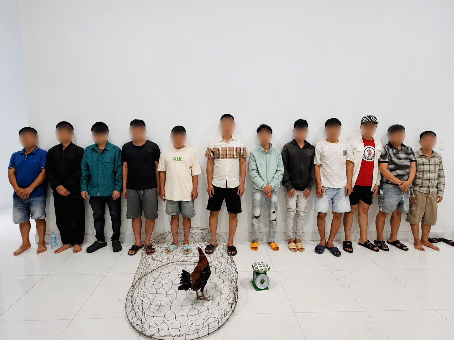 Ập v&agrave;o kiểm tra 1 tụ điểm, c&ocirc;ng an tạm giữ h&igrave;nh sự 4 đối tượng, thu giữ 1 con g&agrave; v&agrave; 7 cuộn băng keo- Ảnh 1.
