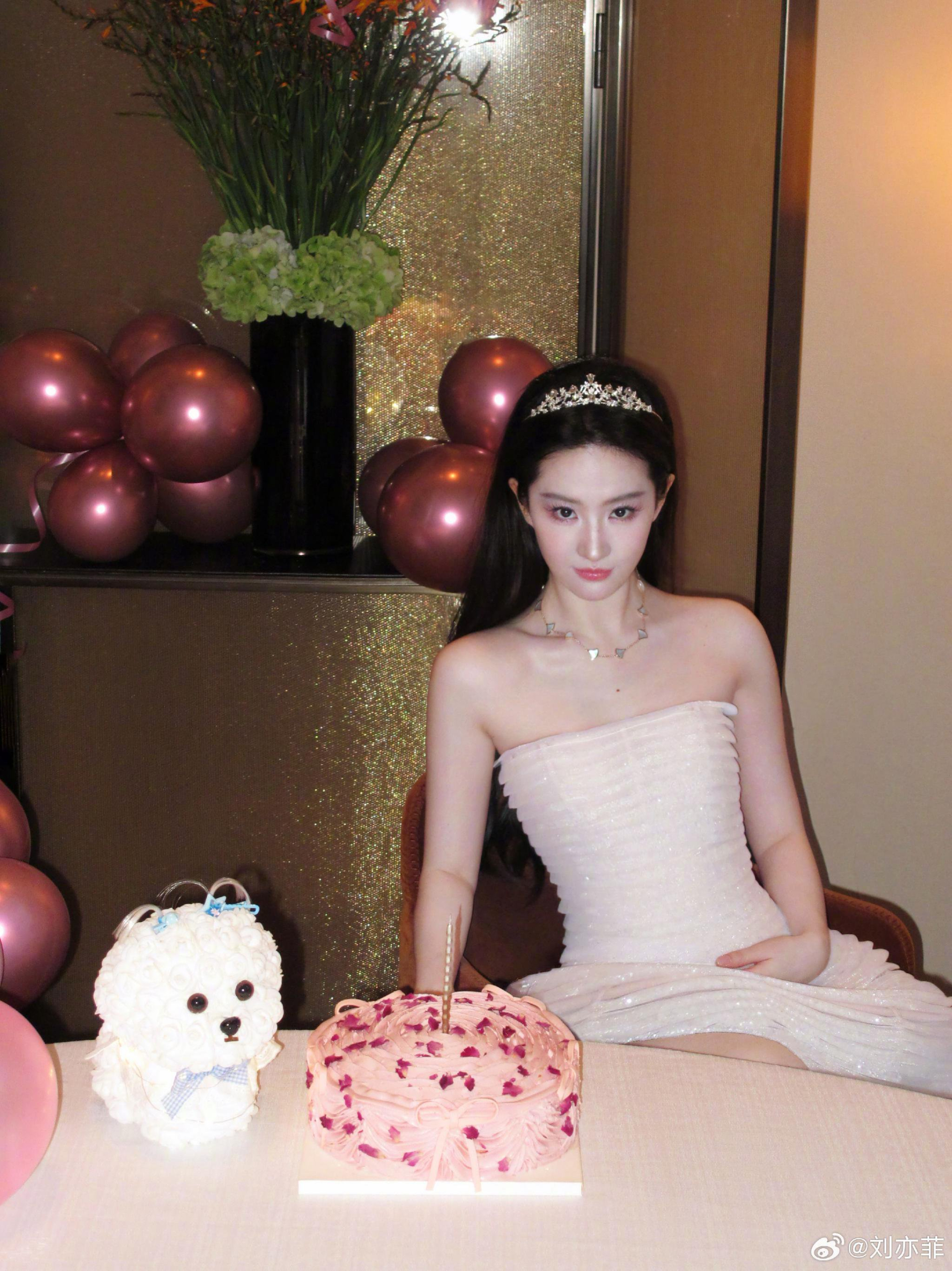 Lưu Diệc Phi đ&oacute;n sinh nhật tuổi 39, visual "chấn động" kh&ocirc;ng kh&aacute;c g&igrave; 19- Ảnh 2.