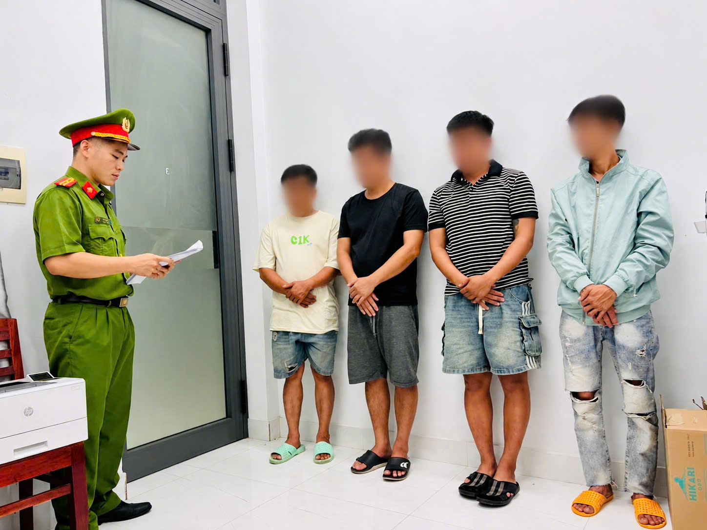 Ập v&agrave;o kiểm tra 1 tụ điểm, c&ocirc;ng an tạm giữ h&igrave;nh sự 4 đối tượng, thu giữ 1 con g&agrave; v&agrave; 7 cuộn băng keo- Ảnh 2.