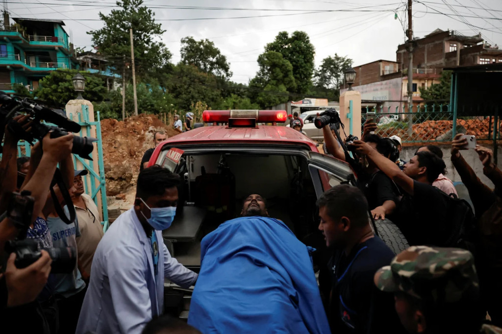N&Oacute;NG: Lũ qu&eacute;t kinh ho&agrave;ng cuốn tr&ocirc;i hơn 380 người, &iacute;t nhất 95 người đ&atilde; thiệt mạng ở Nepal - Trung Quốc - Ảnh 3.