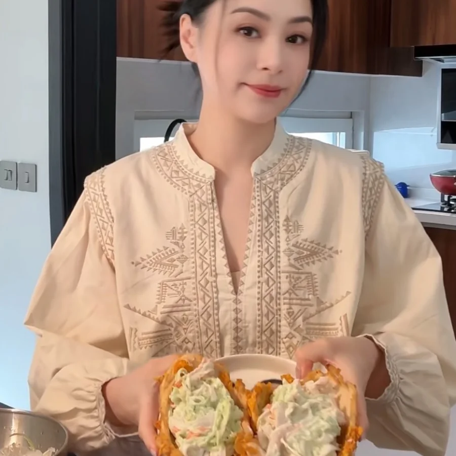 45 tuổi vẫn giảm 5kg m&agrave; kh&ocirc;ng cần nhịn đ&oacute;i: N&agrave;ng A Kiều Chung H&acirc;n Đồng g&acirc;y ch&uacute; &yacute; với c&ocirc;ng thức "m&oacute;n g&agrave; trong t&ocirc; với sữa chua, dưa chuột" - Ảnh 2.