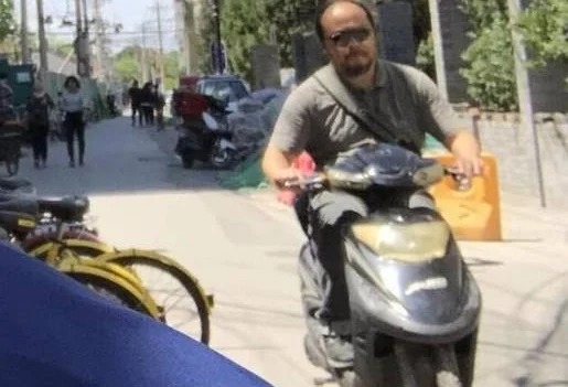 Kh&ocirc;ng thể nhận ra "nam thần trong mộng của h&agrave;ng triệu c&ocirc; g&aacute;i" sau khi bỏ showbiz ra biển sống- Ảnh 3.