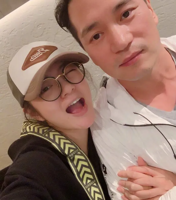 "Nữ diễn vi&ecirc;n phim giờ v&agrave;ng" khốn khổ, phải nu&ocirc;i 2 con g&aacute;i ri&ecirc;ng của chồng đại gia vướng lao l&yacute;- Ảnh 2.