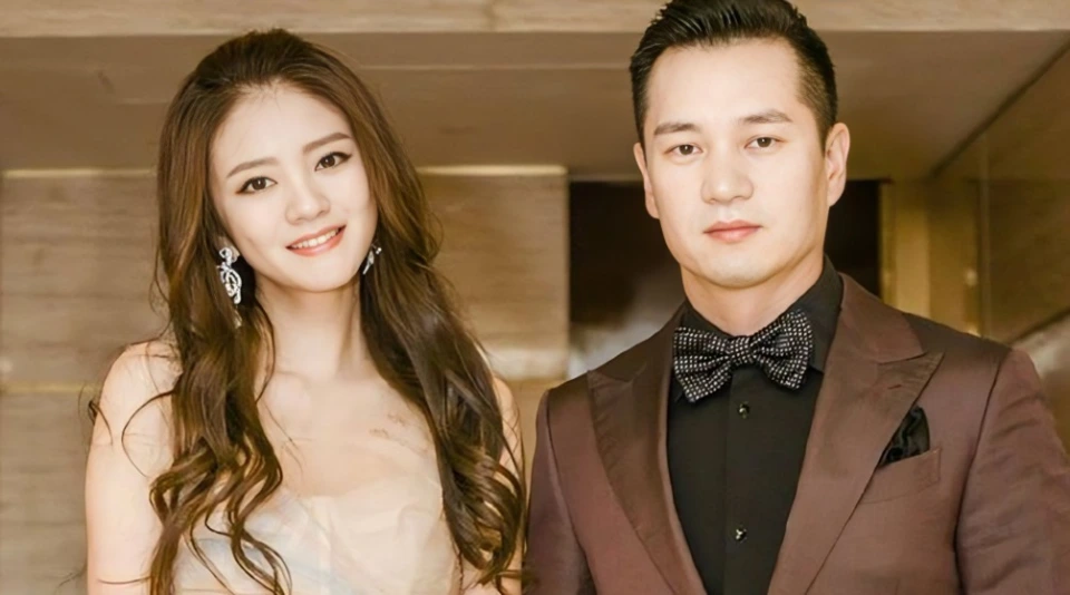 "Nữ diễn vi&ecirc;n phim giờ v&agrave;ng" khốn khổ, phải nu&ocirc;i 2 con g&aacute;i ri&ecirc;ng của chồng đại gia vướng lao l&yacute;- Ảnh 1.