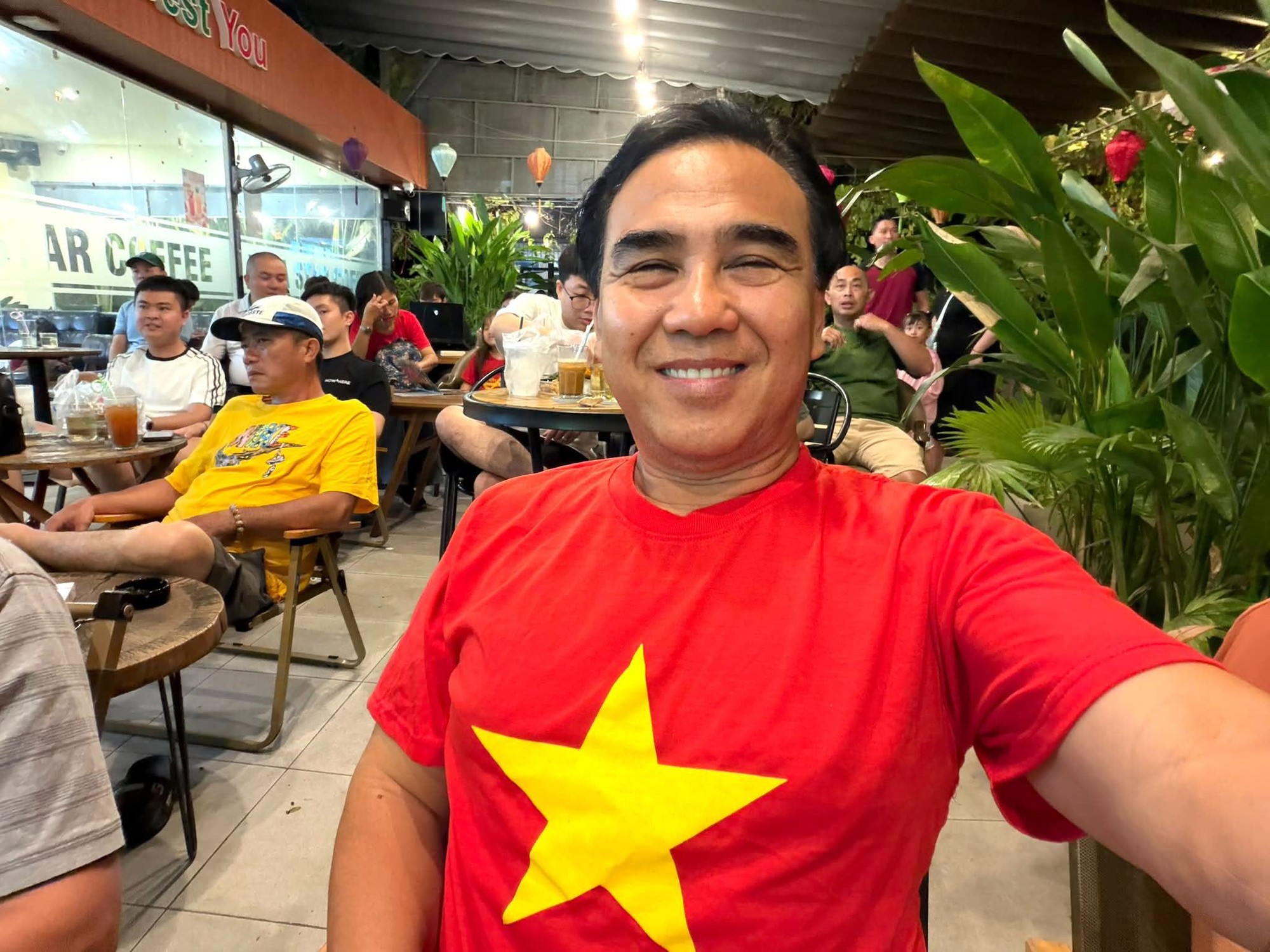 NS Quyền Linh - Lan Ngọc và cả showbiz hướng về SVĐ Mỹ Đình, 1 nữ diễn viên công khai người yêu nếu ĐT Việt Nam vô địch - Ảnh 2.