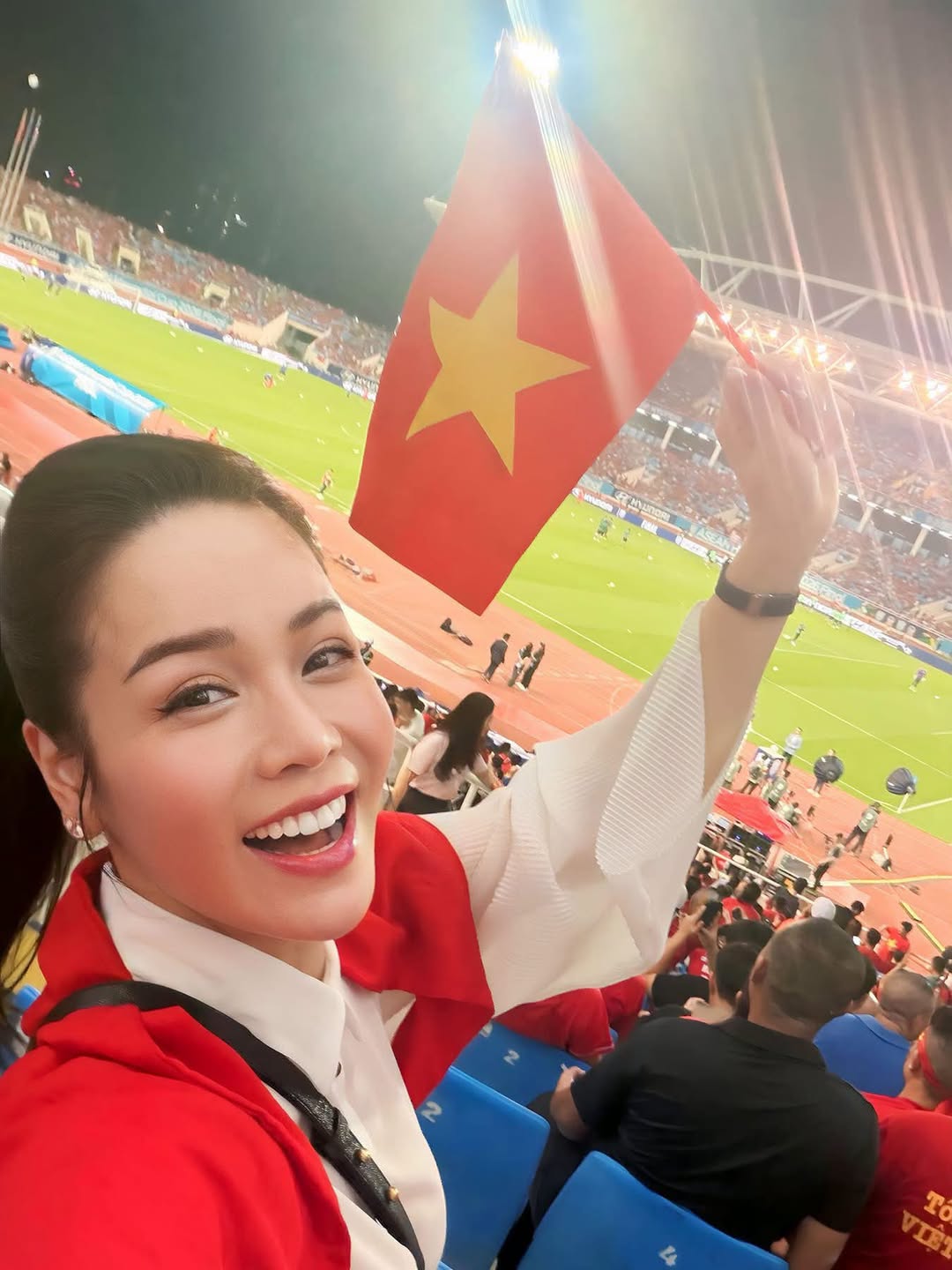 NS Quyền Linh - Lan Ngọc và cả showbiz hướng về SVĐ Mỹ Đình, 1 nữ diễn viên công khai người yêu nếu ĐT Việt Nam vô địch - Ảnh 5.
