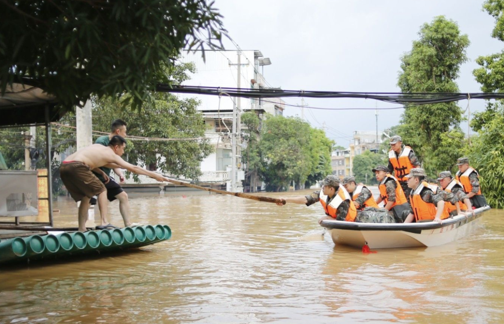 B&atilde;o Narra c&agrave;n qu&eacute;t g&acirc;y lũ lớn ngập đến tầng 2, người d&acirc;n suy sụp đứng tr&ecirc;n m&aacute;i nh&agrave; cầu cứu - Ảnh 8.